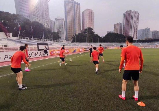 正装办公室激情男男gay小说